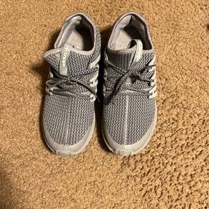 Size 5 Adidas grey running shoe. In good condition.